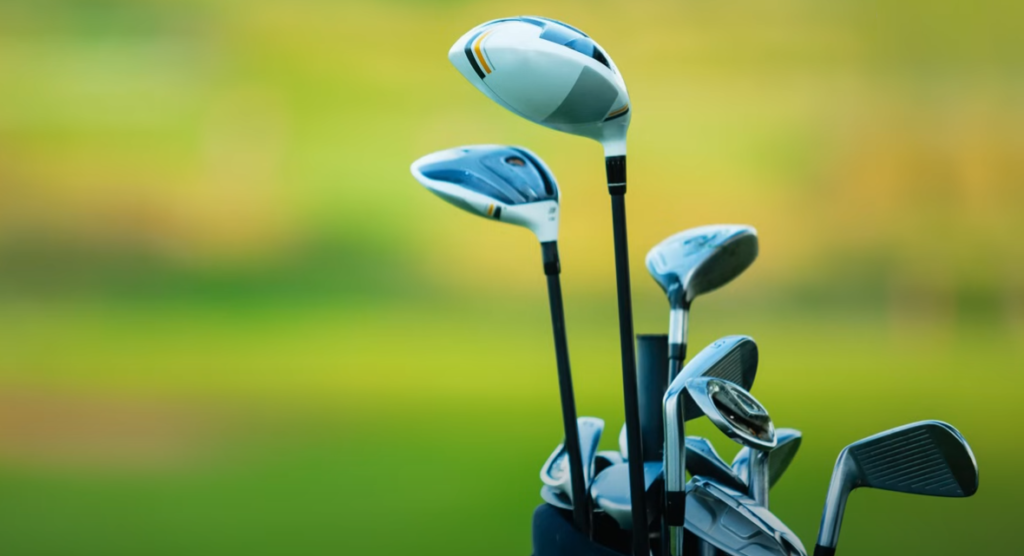 Un sac de différents clubs de golf